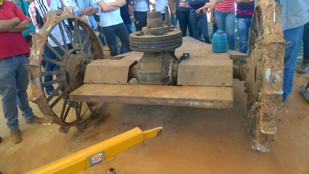 Roçadeira de arrasto.jpg