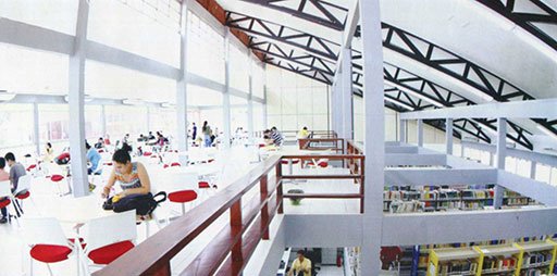 A Universidade Federal do Acre tem sua sede na cidade de Rio Branco. O campus vem se modernizando rapidamente nos últimos anos.