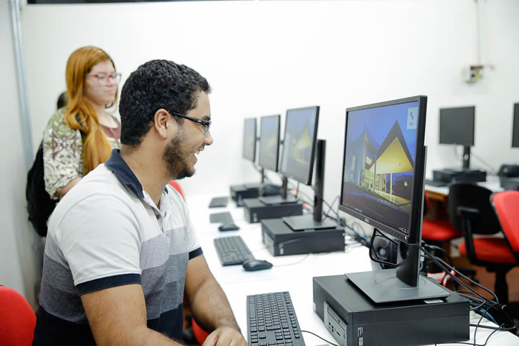 Ufac entrega computadores para laboratório de Jornalismo