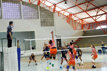 O voleibol feminino, apesar de uma partida disputadíssima, acabou perdendo para a Universidade Federal de Uberlândia (UFA).