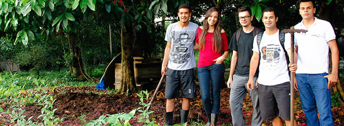 Acadêmicos da Ufac fabricam adubo orgânico