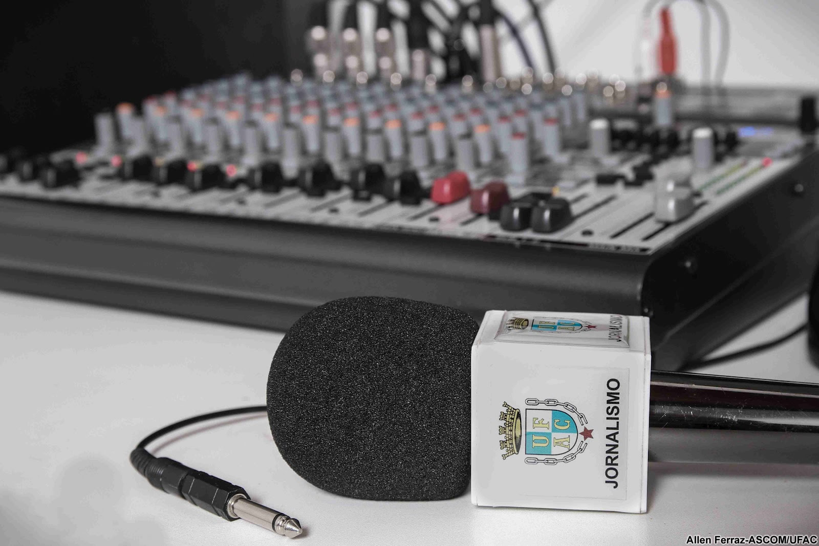 Calouros de Jornalismo da Ufac promovem encontro sobre história da imprensa acriana