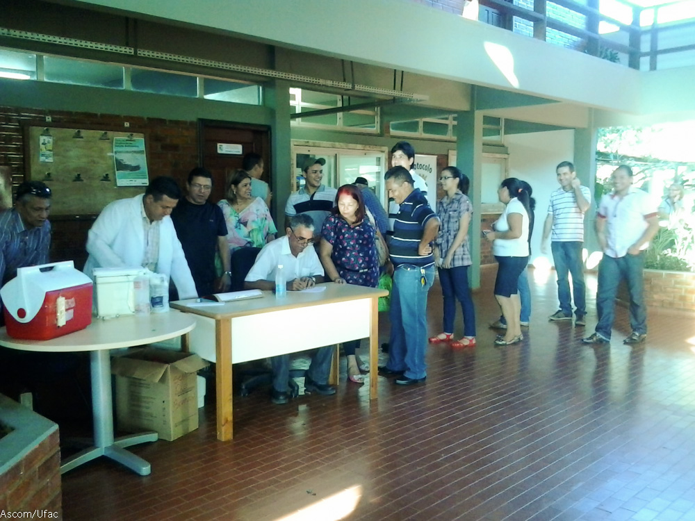 Campanha de vacinação contra H1N1 é iniciada no bloco da Reitoria