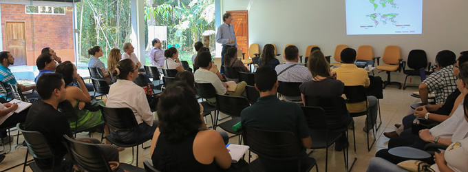 Doutorandos do Peru visitam a Ufac