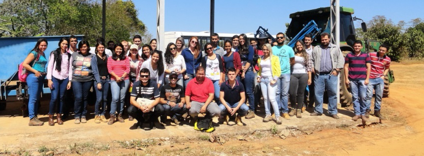 Estudantes da Ufac visitam unidade experimental da Embrapa