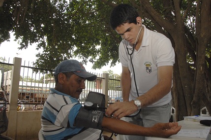 Estudantes de Medicina da Ufac levam atendimento a usuários do Restaurante Popular
