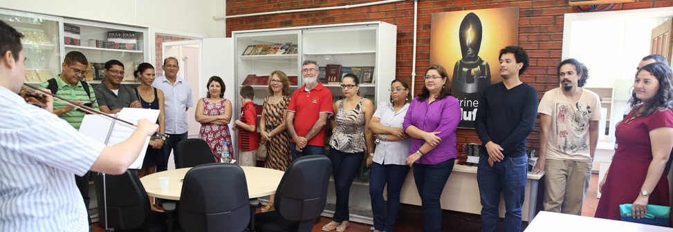 Mais de 200 obras sobre teatro e cinema são doadas à biblioteca da Ufac