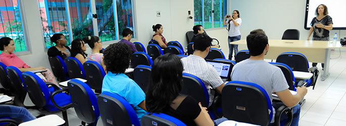 Mestrado em Letras realiza palestra, lançamento de livro e defesa de dissertação