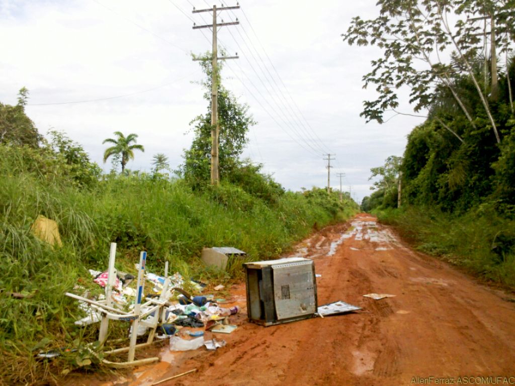 Moradores jogam lixo na via de acesso ao Parque Zoobotânico da Ufac
