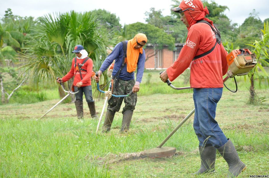 Parceria firmada entre Ufac e Semsur intensifica trabalho de limpeza no campus