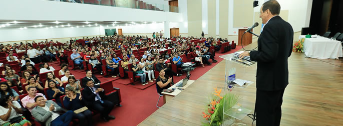 Professor da Ufac lança livro durante Semana de Enfermagem