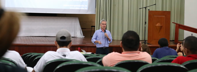 Professor da UFSC faz palestra para alunos de Química