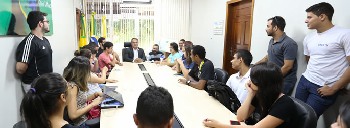 Reitor da Ufac recebe líderes das atléticas acadêmicas
