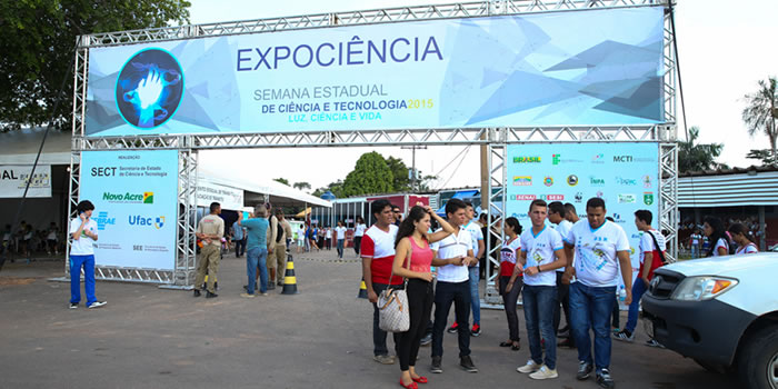 Reitor da Ufac visita exposição da Semana de Ciência e Tecnologia