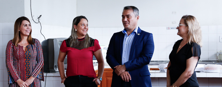 Reitor empossa nova diretora da Utal