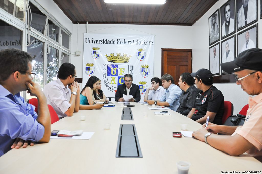 Reitor empossa novo conselho curador da Fundape