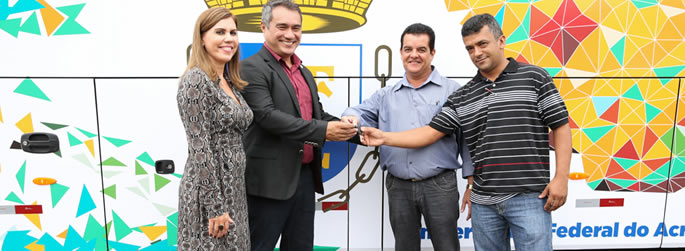 Reitor entrega novo ônibus de viagem
