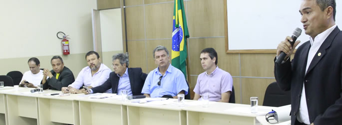 Reitor entrega proposta de emendas para coordenador e vice da bancada federal