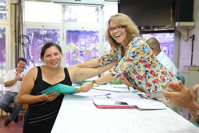 Reitora dá posse a mais 19 técnicos em educação