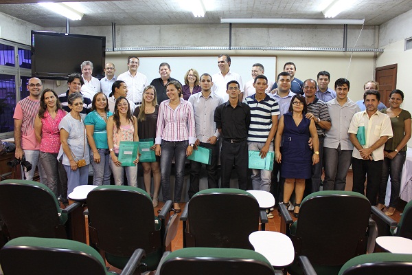 Reitora empossa  novos técnicos em educação