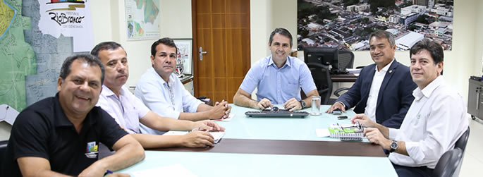 Reunião ajusta últimos detalhes para entrega de academia ao ar livre na Ufac