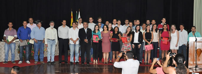 Ufac empossa 30 novos servidores