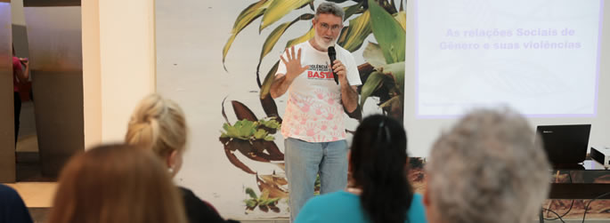 Ufac promove ação de combate à violência contra mulher no Via Verde Shopping