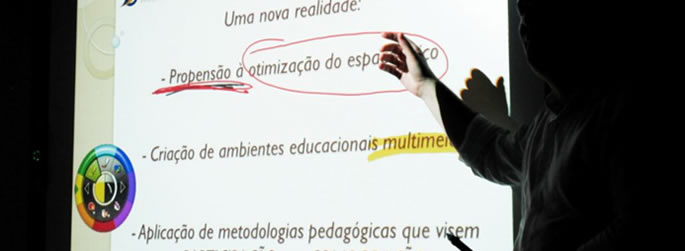 Ufac realiza treinamento para uso de lousas interativas