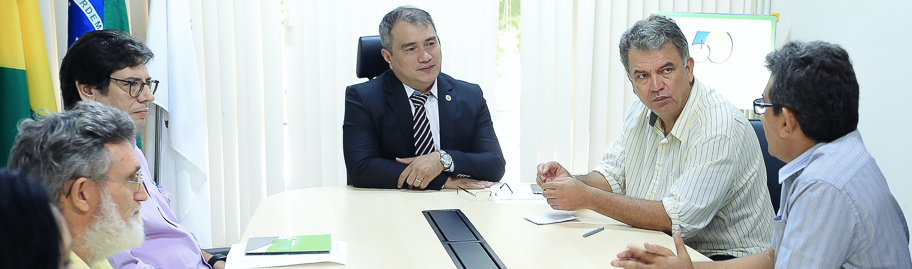 Ufac recebe visita de senador