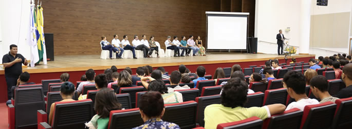 Ufac recepciona novos estudantes no Teatro Universitário