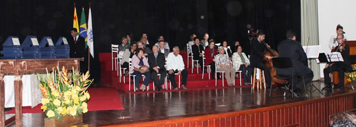 Ufac homenageia personalidades históricas da instituição